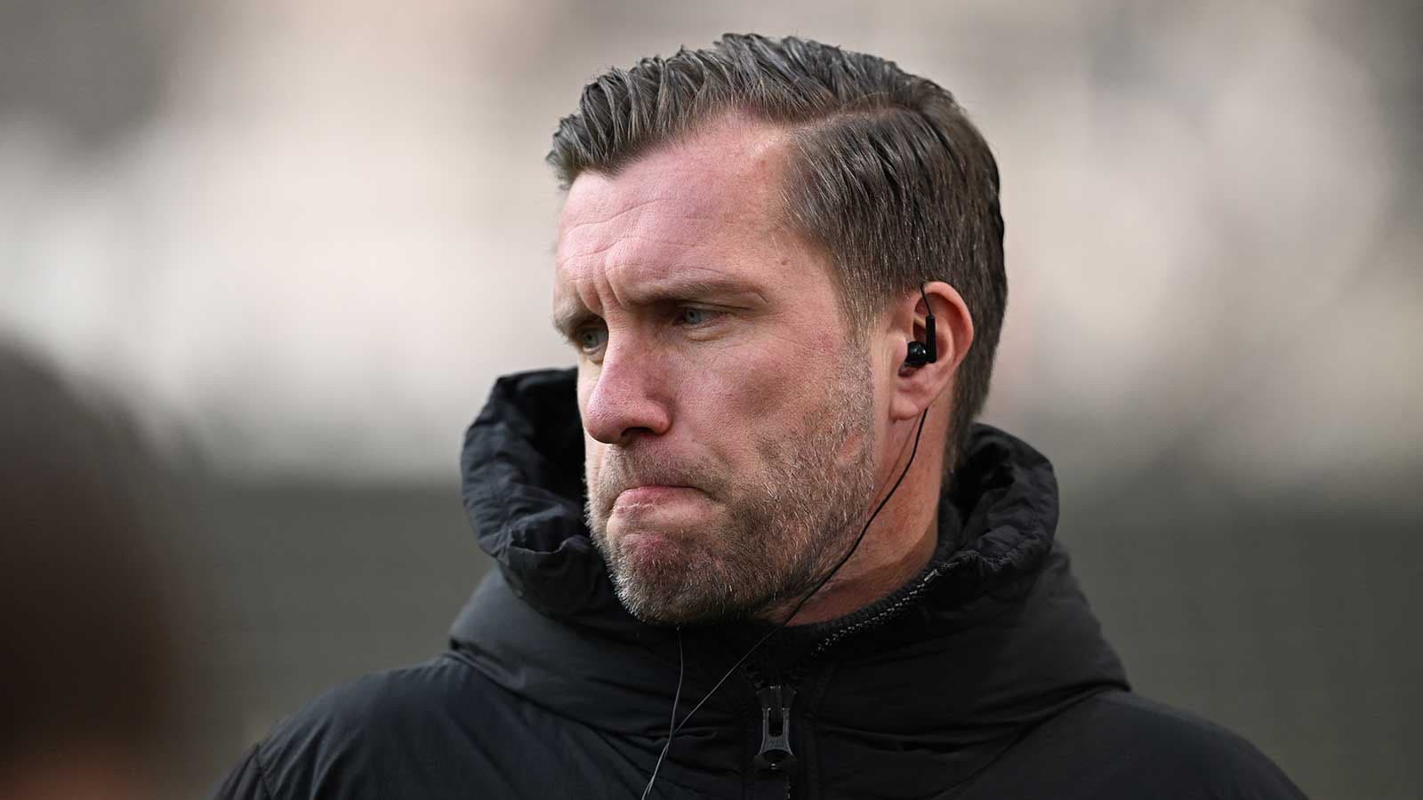 Entrenador con auriculares durante la sesión de entrenamiento