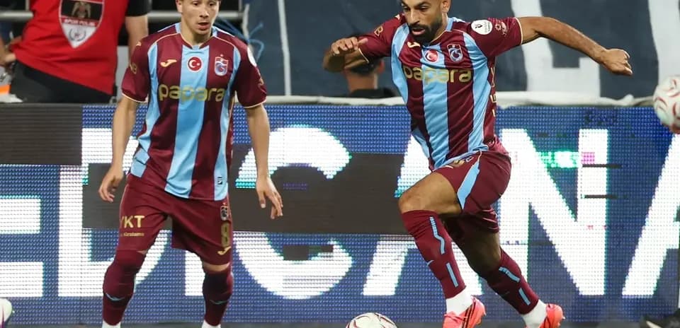Jugadores de Trabzonspor en acción durante el partido