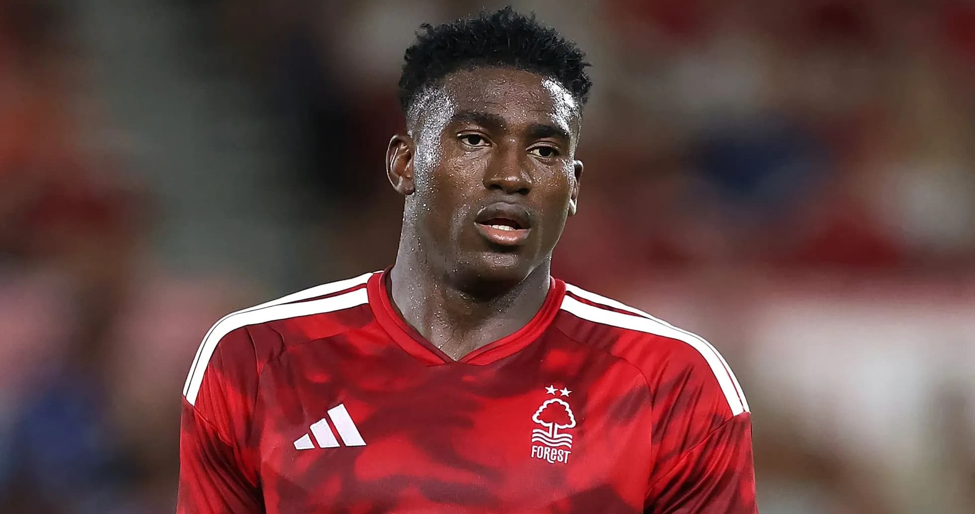 Jugador de Nottingham Forest en acción durante el partido