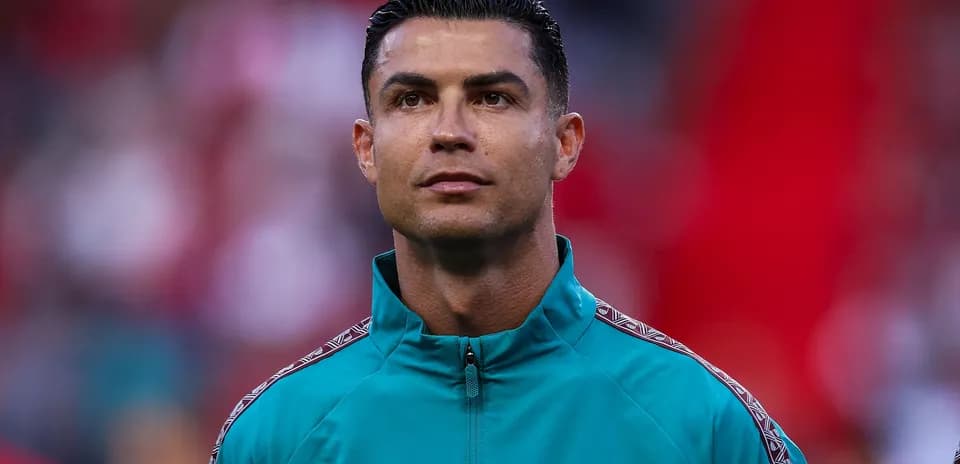 Jugador en uniforme de calentamiento en el campo