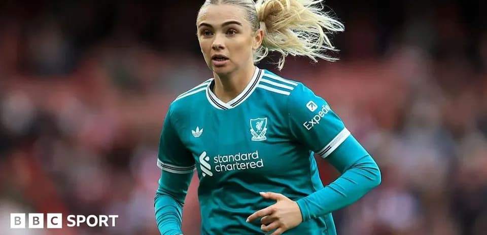 Jugadora de Liverpool corriendo en el campo
