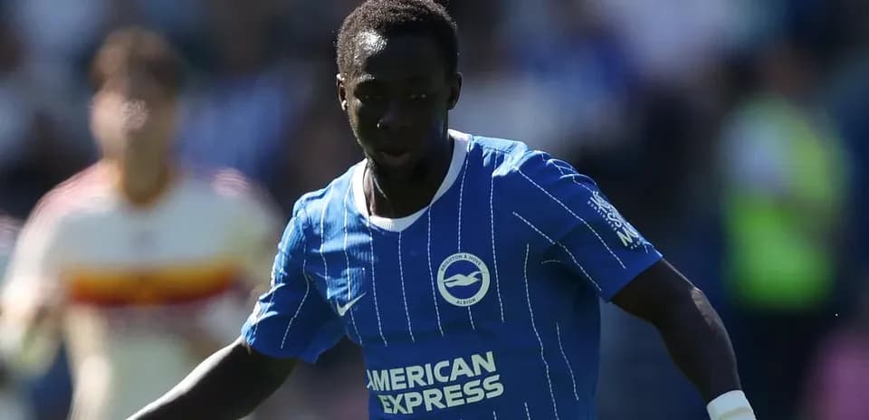 Jugador de Brighton driblando durante un partido