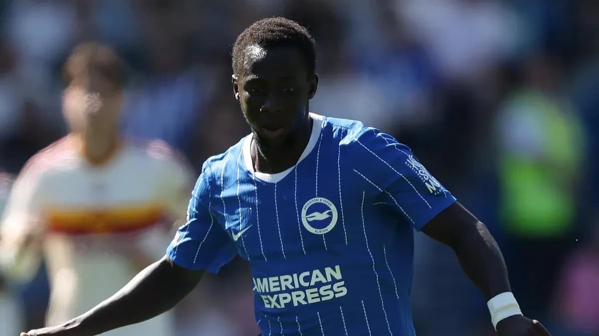Jugador de Brighton driblando durante un partido