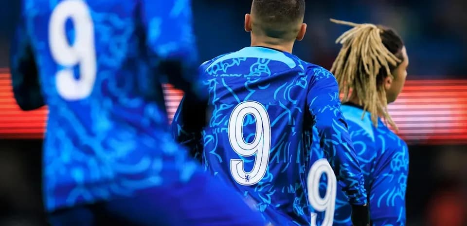 Jugadores con camisetas azules con el número 9