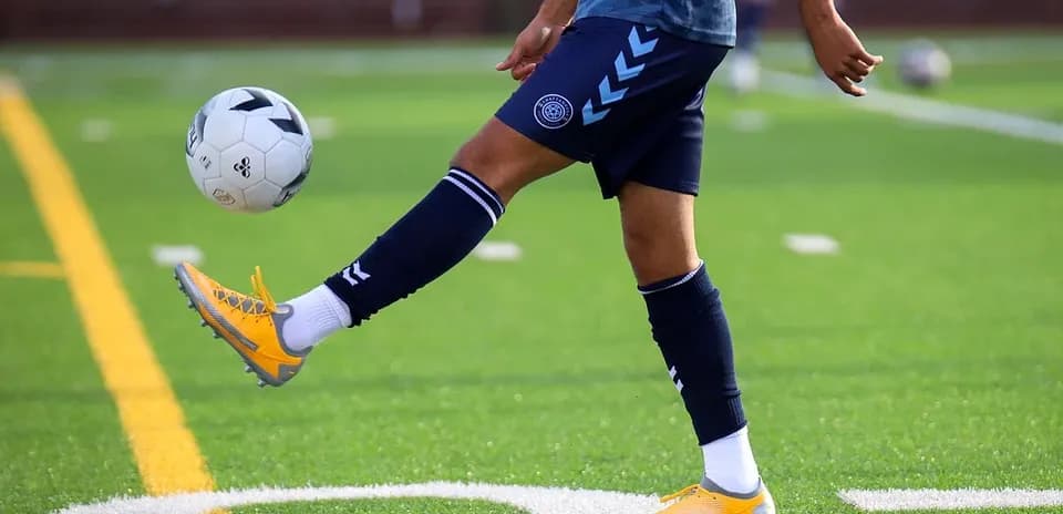 Jugador haciendo malabarismos con el balón