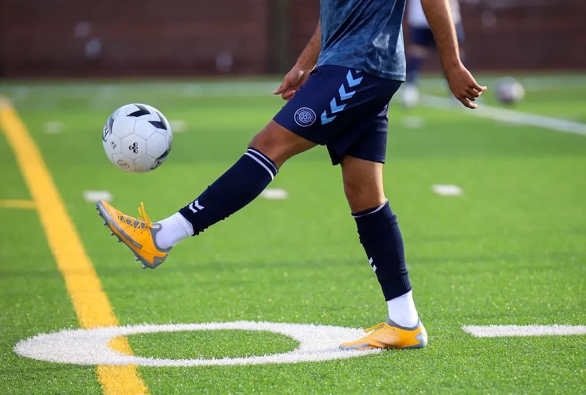Jugador haciendo malabarismos con el balón