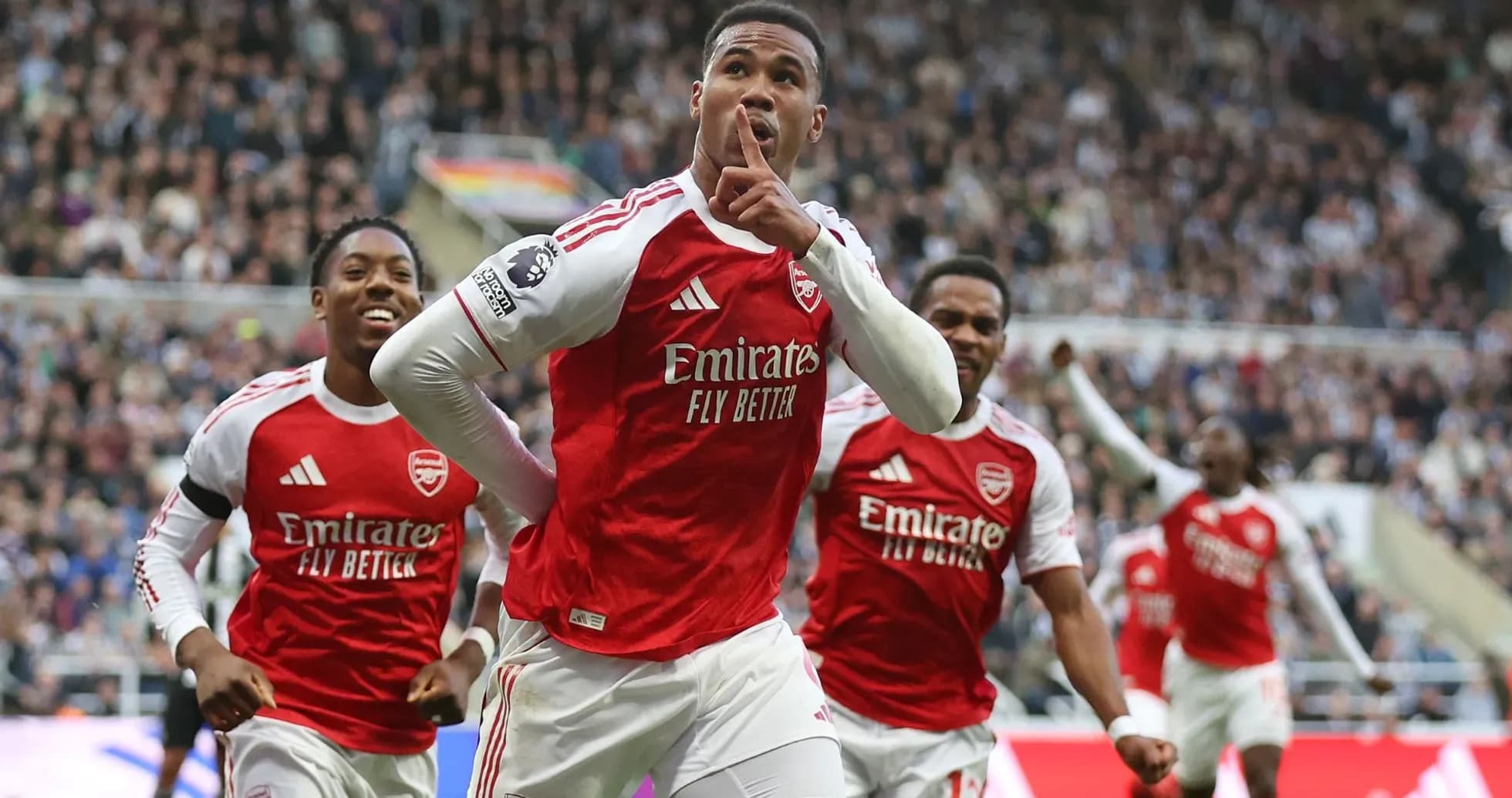 Jugador de Arsenal celebrando un gol en el estadio