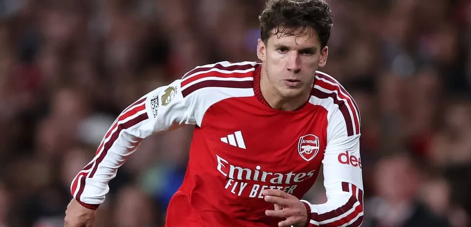 Jugador de Arsenal corriendo en el campo de juego