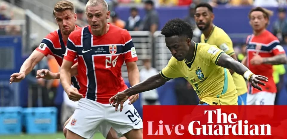Jugadores de Brasil y Noruega compitiendo por el balón