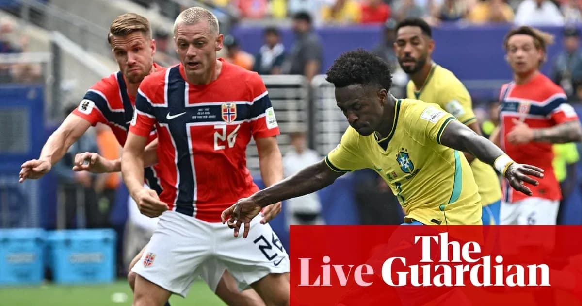 Jugadores de Brasil y Noruega compitiendo por el balón