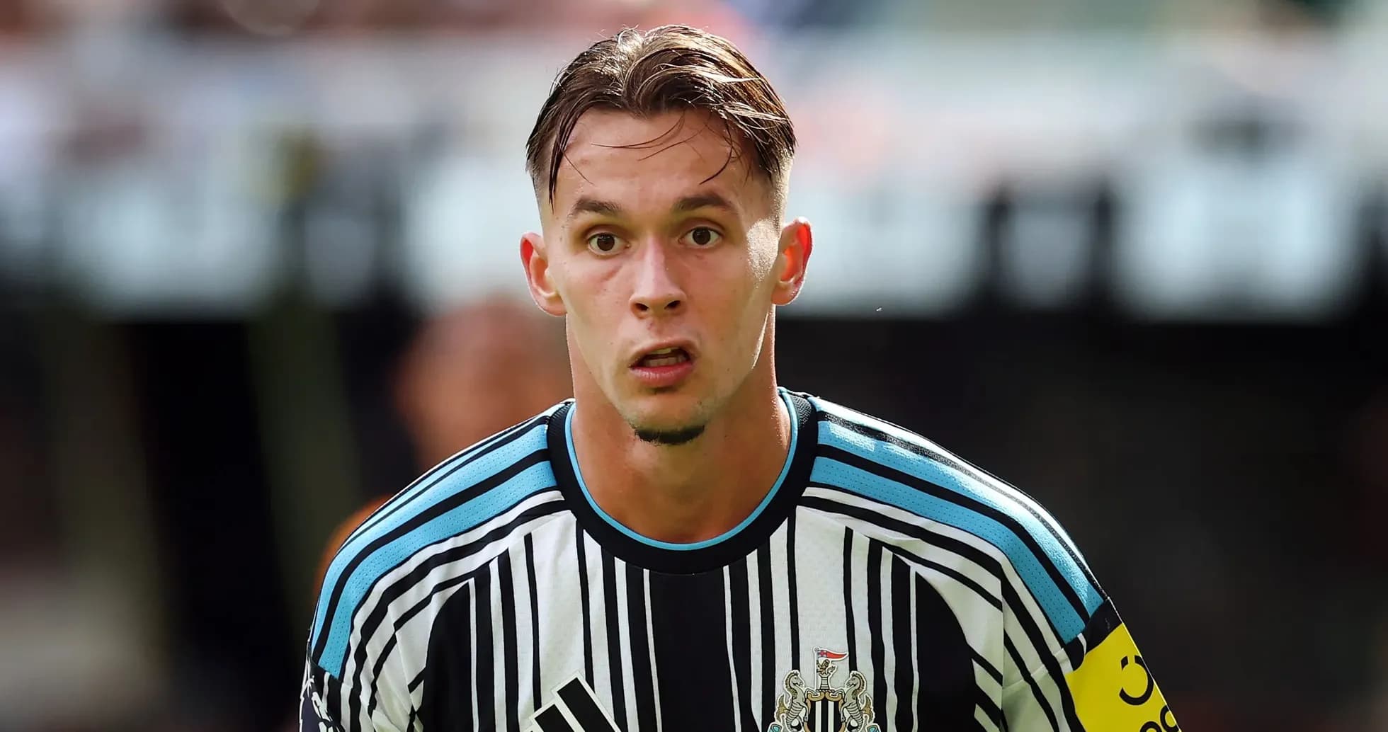 Jugador de Newcastle United en acción en el campo
