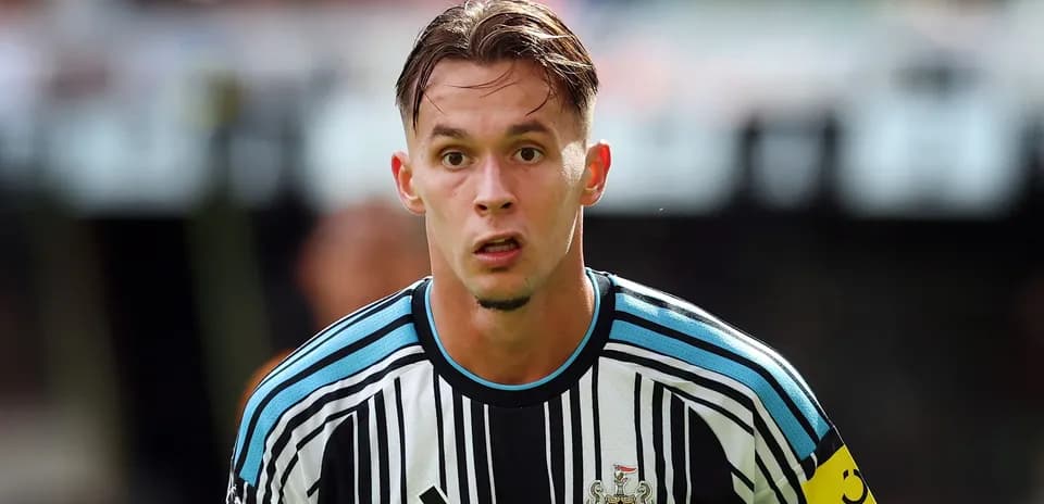 Jugador de Newcastle United en acción en el campo