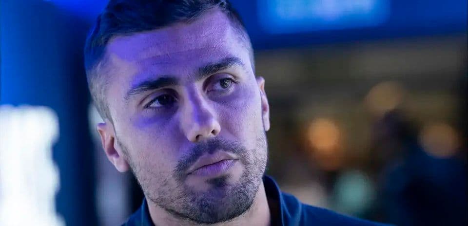 Jugador en un entorno iluminado con luz azul