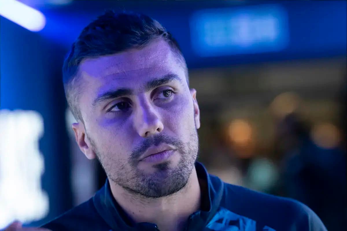Jugador en un entorno iluminado con luz azul