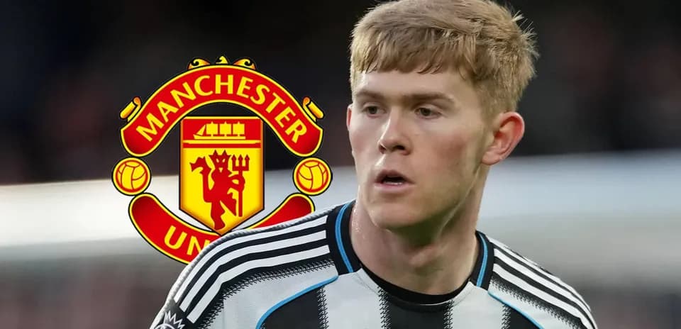 Jugador de Newcastle United con escudo de Manchester United