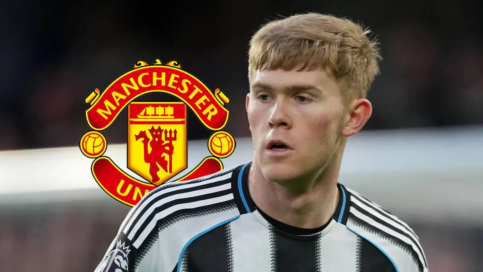 Jugador de Newcastle United con escudo de Manchester United