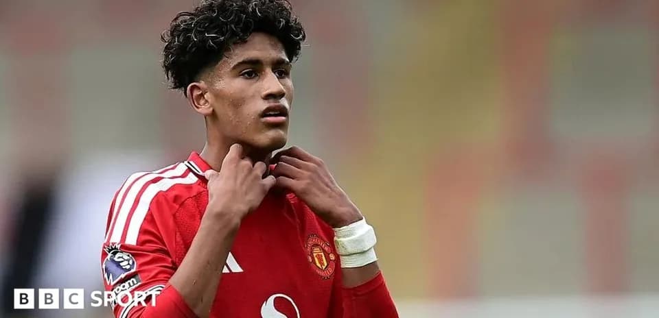 Jugador de Manchester United ajustando su camiseta en el campo