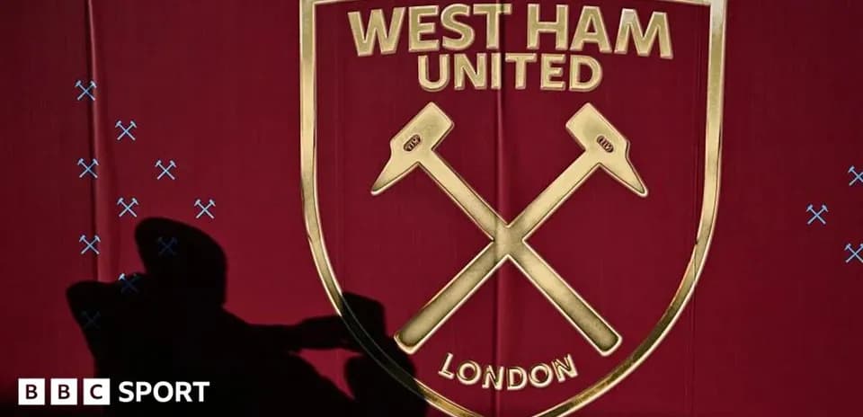 Escudo de West Ham United sobre fondo rojo
