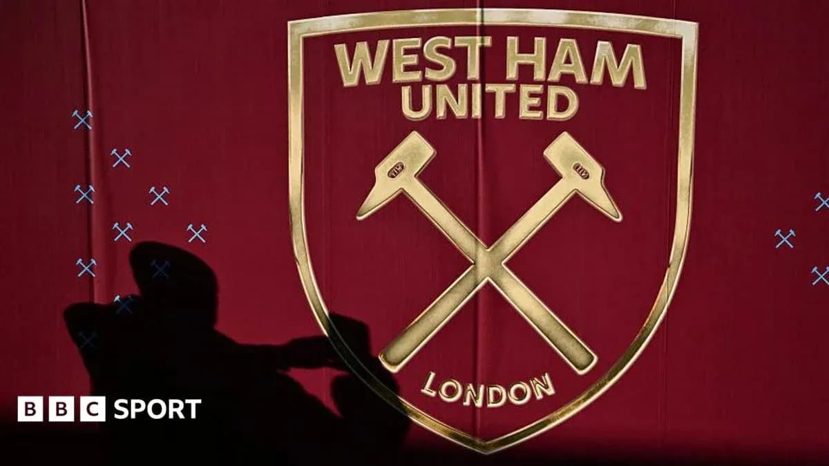 Escudo de West Ham United sobre fondo rojo