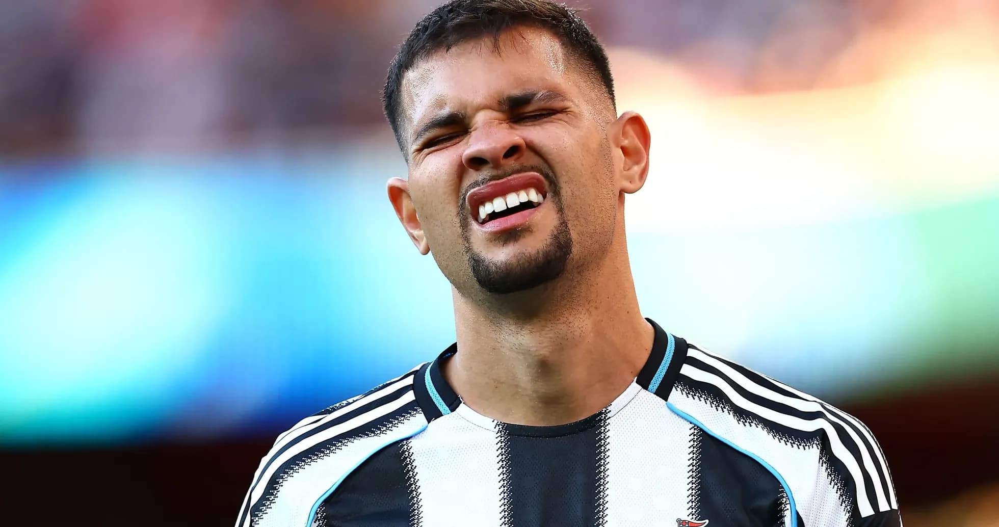 Jugador de Newcastle mostrando expresión de frustración