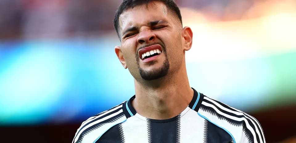 Jugador de Newcastle mostrando expresión de frustración