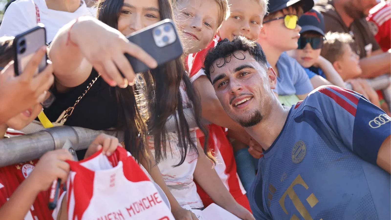 Jugador sonriendo con fans en evento deportivo