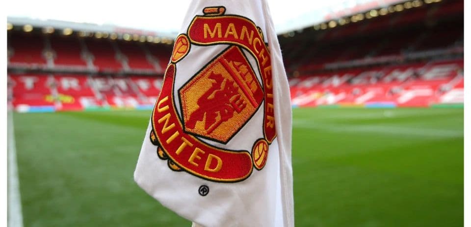 Esquina del campo con el logo de Manchester United