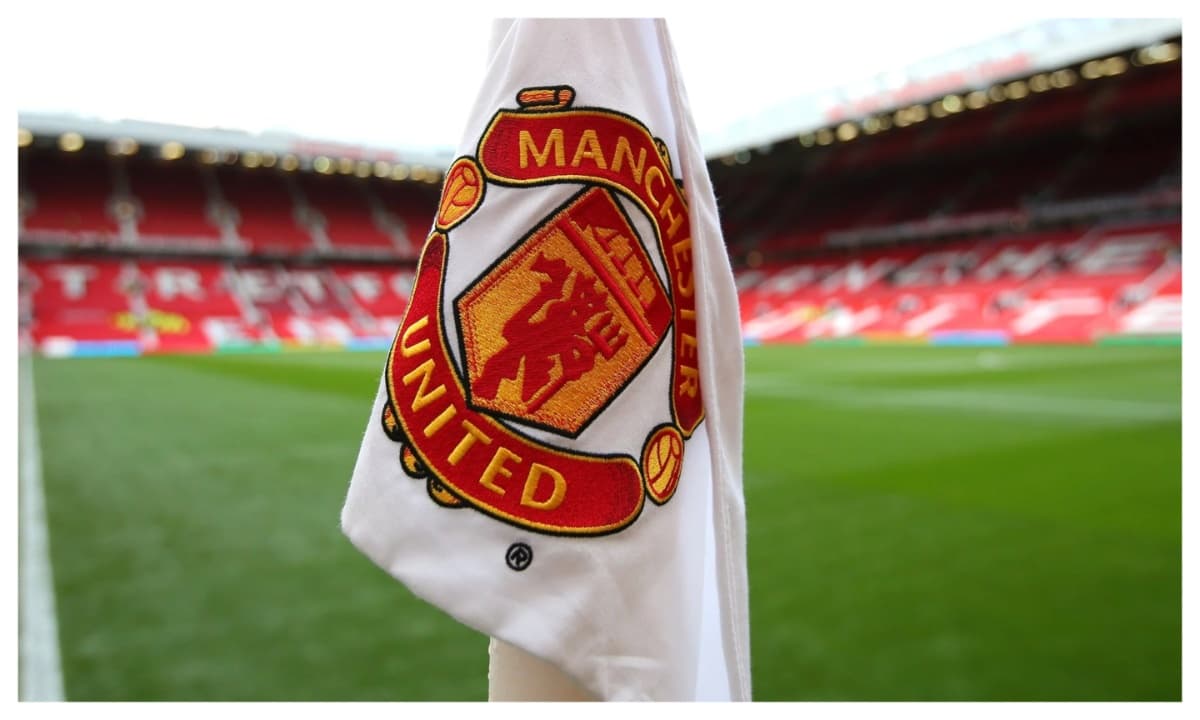 Esquina del campo con el logo de Manchester United