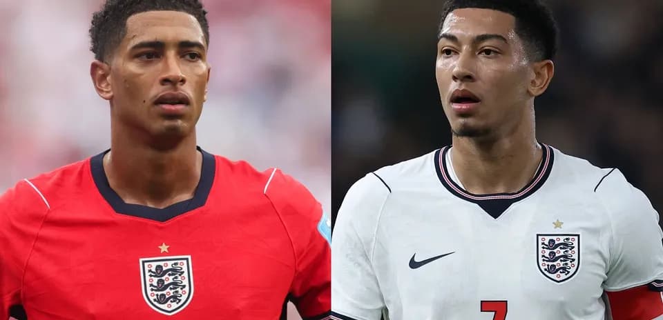 Dos jugadores de Inglaterra en camisetas de diferentes colores