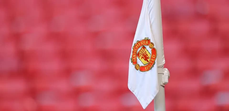 Bandera de córner de Manchester United en estadio