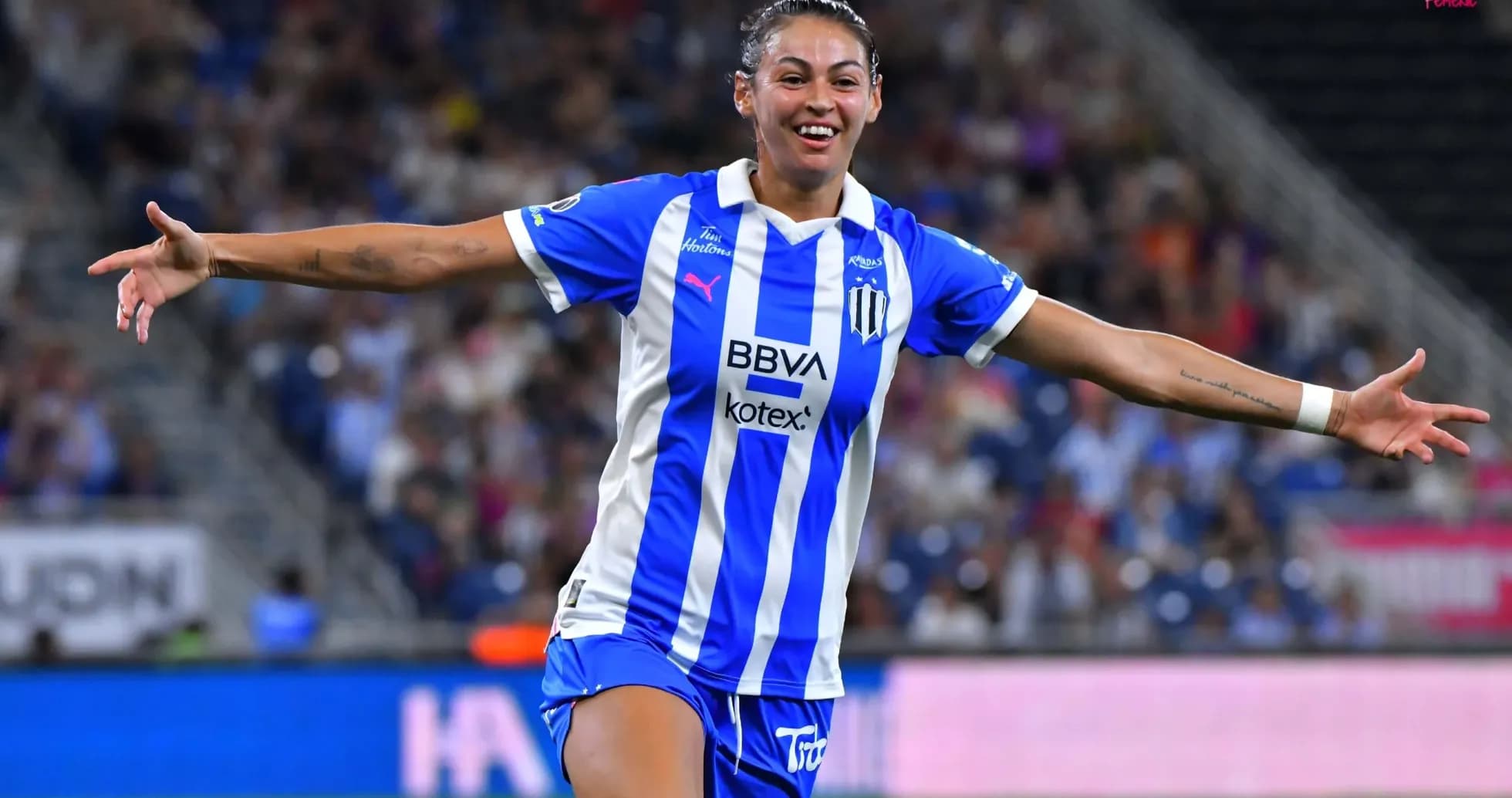 Jugadora de Monterrey celebra un gol
