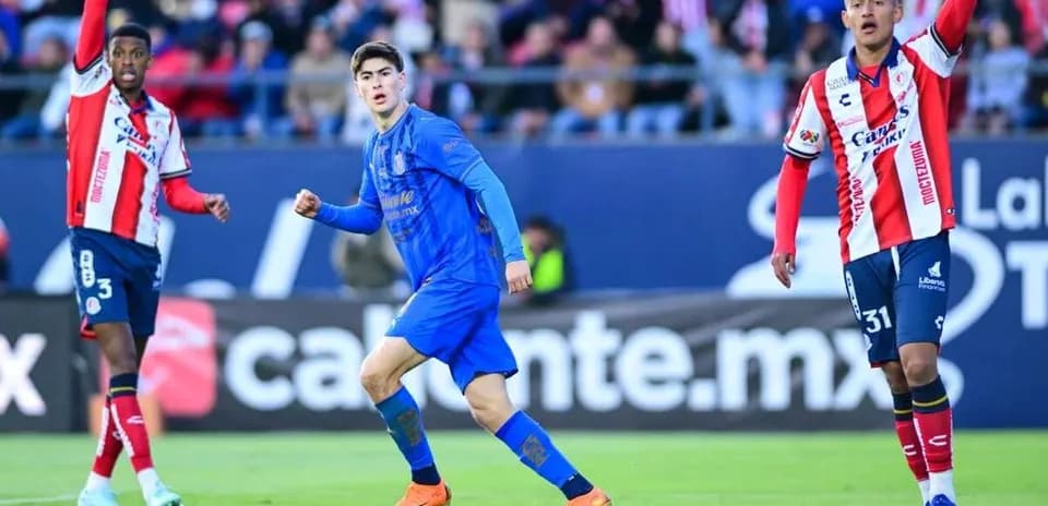 Jugadores de Atletico San Luis y Chivas en acción