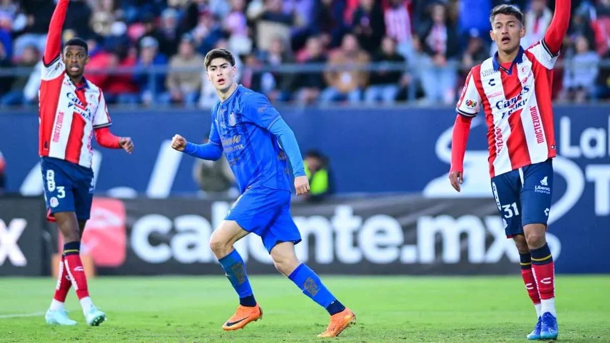Jugadores de Atletico San Luis y Chivas en acción