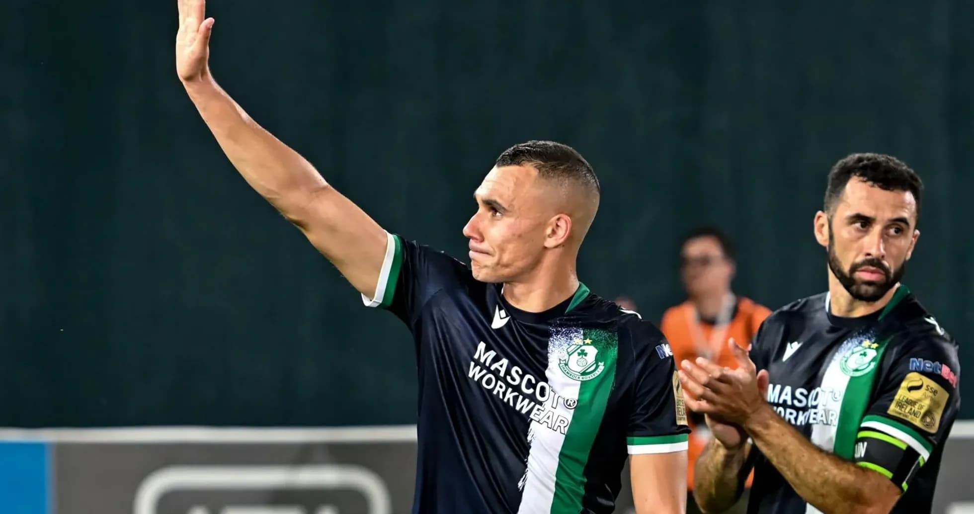Jugador saludando durante un partido de fútbol