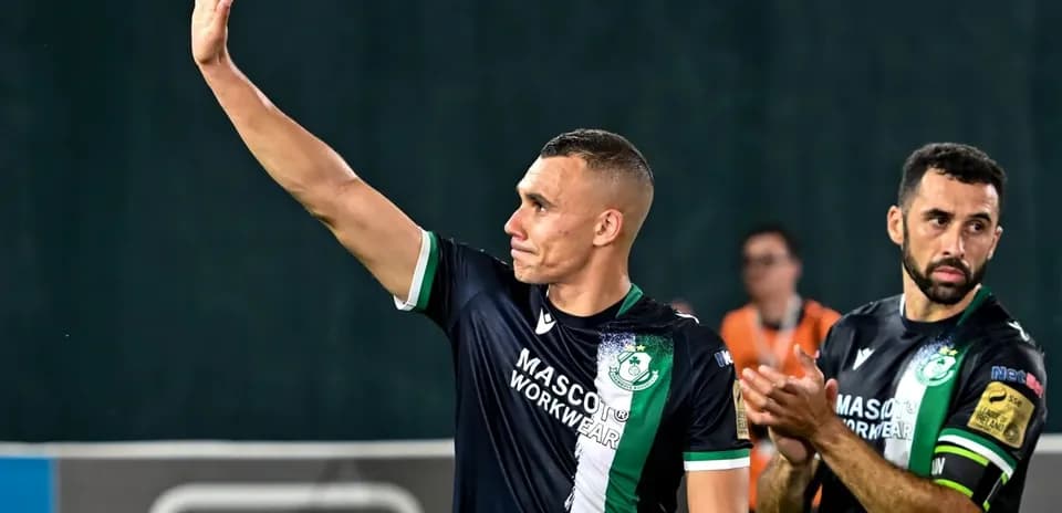 Jugador saludando durante un partido de fútbol