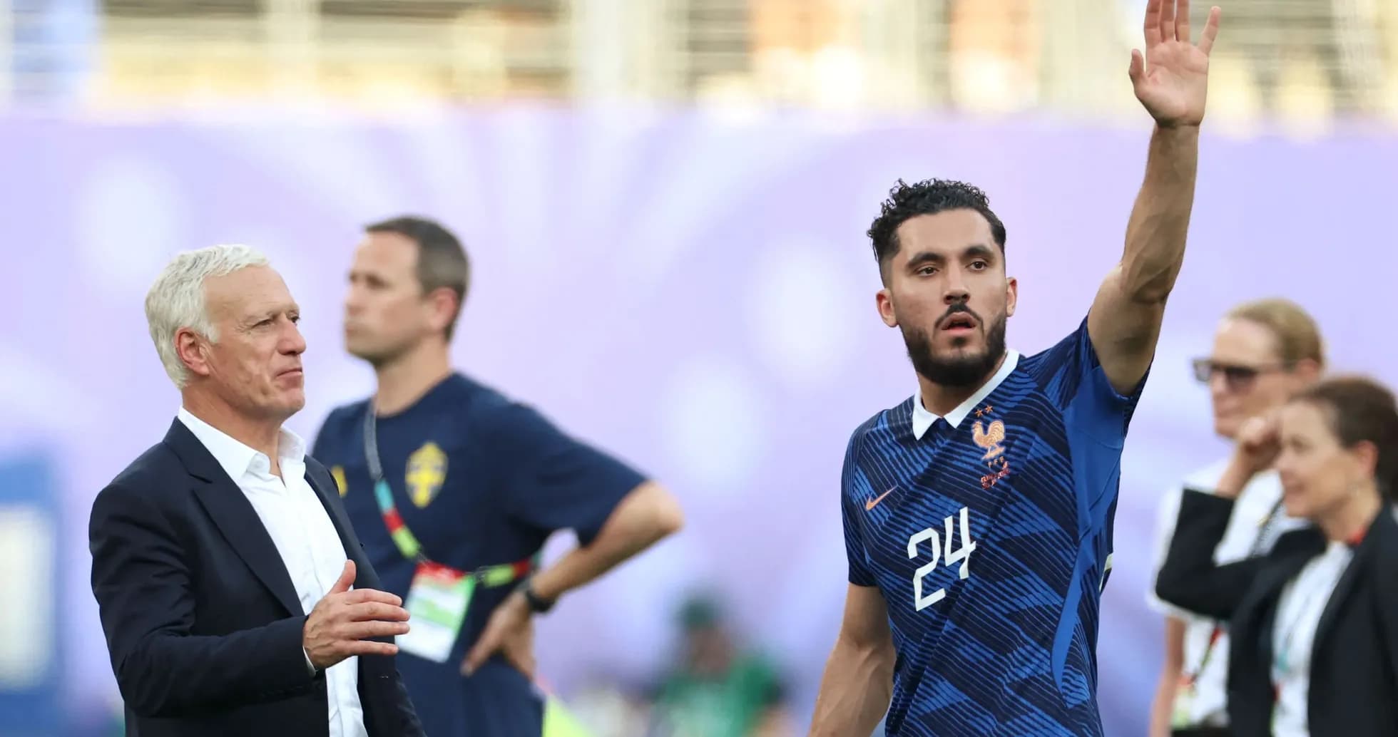Jugador de Francia saludando al entrenador en el campo