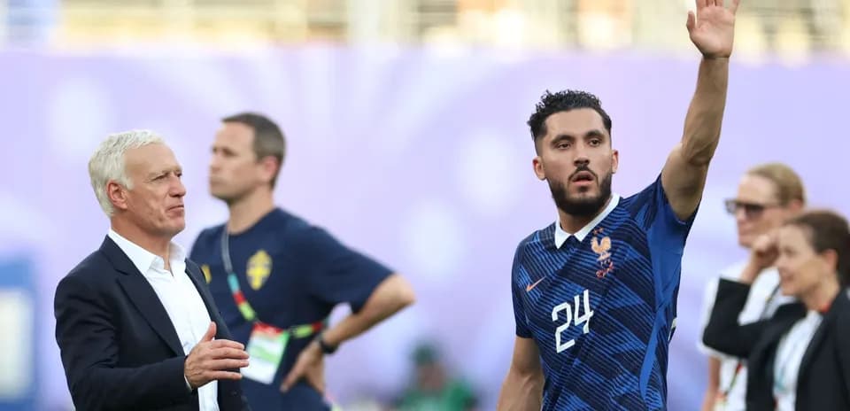 Jugador de Francia saludando al entrenador en el campo