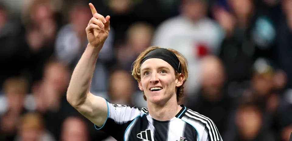 Jugador de Newcastle celebrando un gol en el estadio