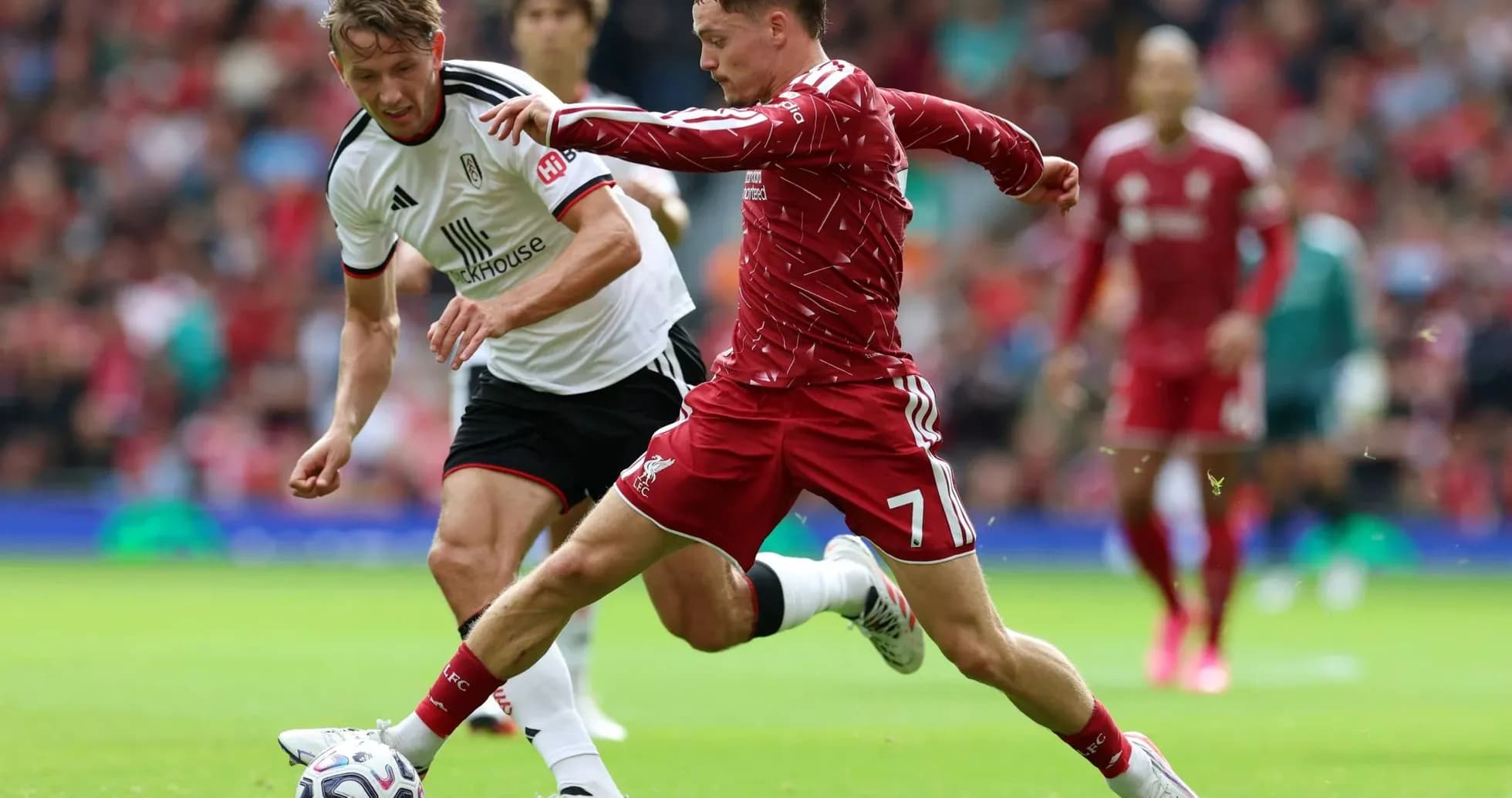 Jugador de Liverpool compitiendo por el balón