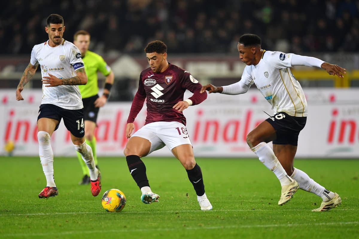 Jugador de Torino driblando a oponentes de Cagliari