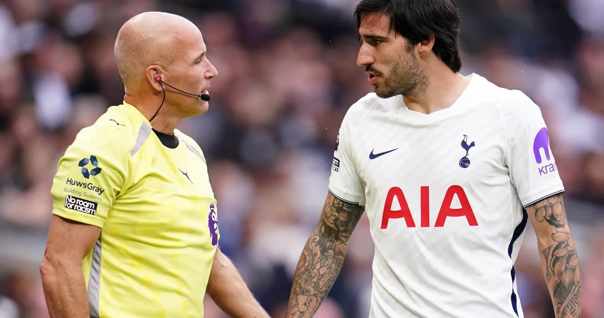 Jugador de Tottenham discutiendo con el árbitro
