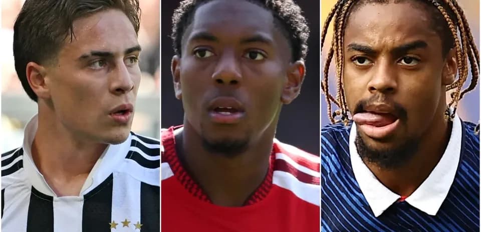 Tres jugadores de fútbol en primer plano