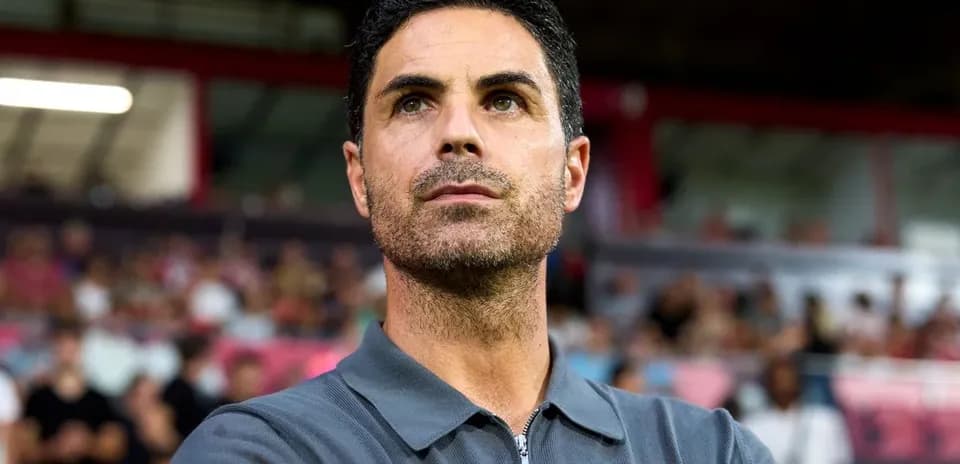 Entrenador observando el partido desde la línea lateral