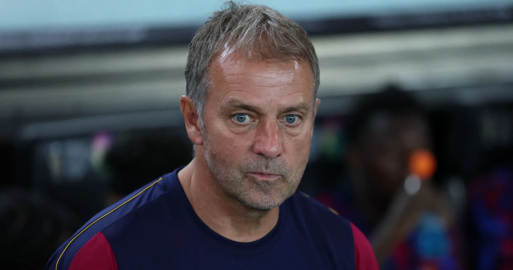 Entrenador observando desde el banquillo durante el partido