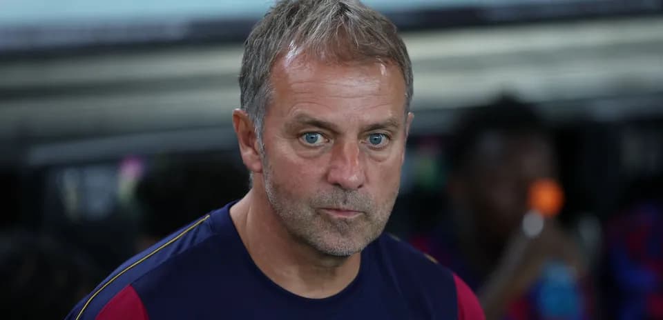 Entrenador observando desde el banquillo durante el partido