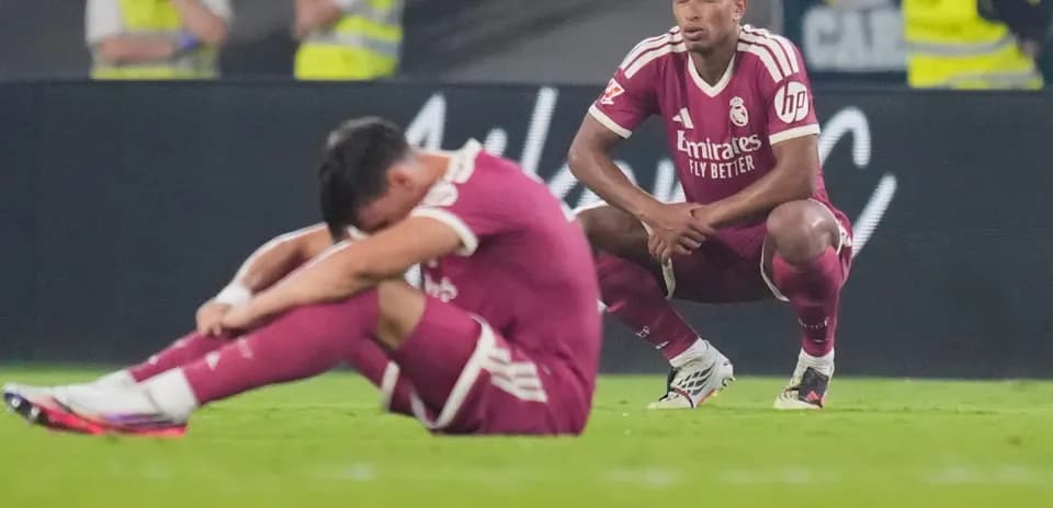 Jugadores de Real Madrid decepcionados en el campo