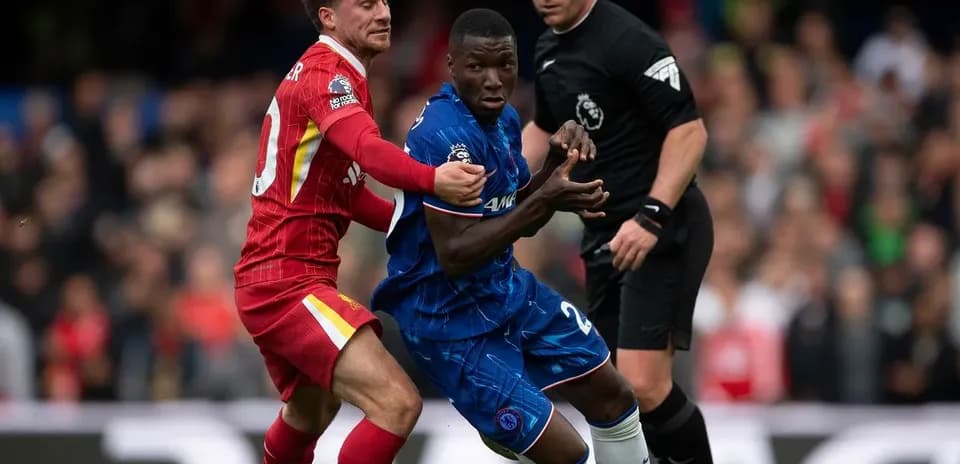 Jugadores de Liverpool y Chelsea disputando el balón