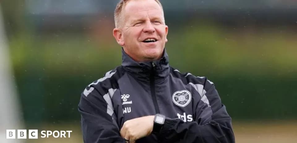 Entrenador sonriente en sesión de entrenamiento