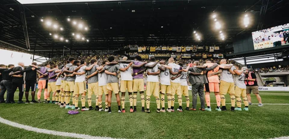 Jugadores de Columbus Crew en formación antes del partido