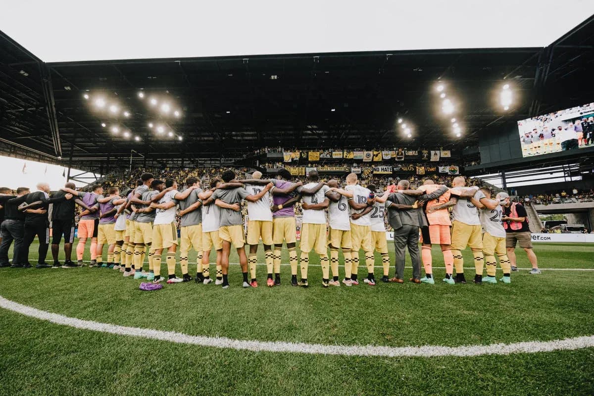 Jugadores de Columbus Crew en formación antes del partido